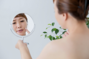 吹き出物が出始めたら美容液で肌の代謝アップ!